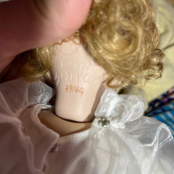 Cindy McClure signed porcelain doll - Picture 4 of 6